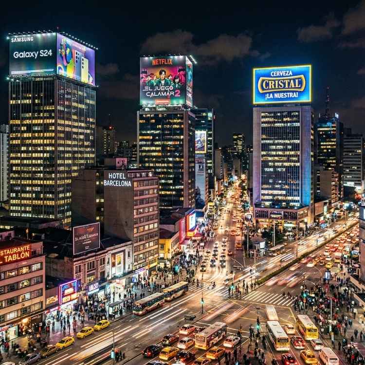 una ciudad vibrante con paneles publicitarios techeros grandes y coloridos en las azoteas de los edificios, estilo urbano nocturno con luces brillantes2